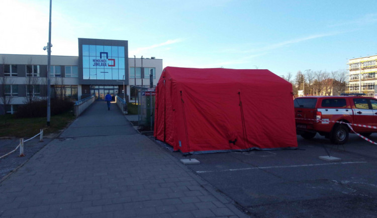 Nemocnice Jihlava otevřela odběrné místo testů na koronavirus