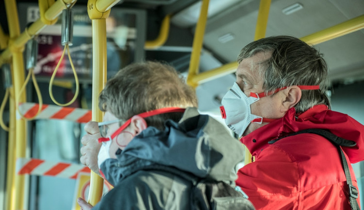 Vysočina rozdělí 140 tisíc roušek a 28 tisíc respirátorů. Dostanou je i dopravci a potravinářské provozy