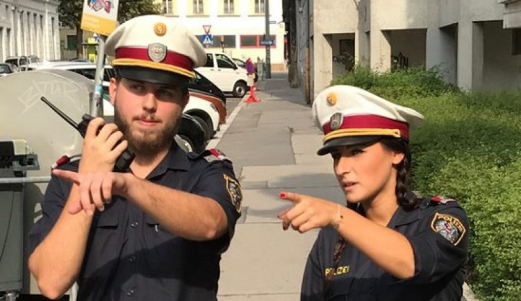 Policisté kontrolují, kam máte namířeno. Čech žijící ve Vídni popisuje situaci ve městě