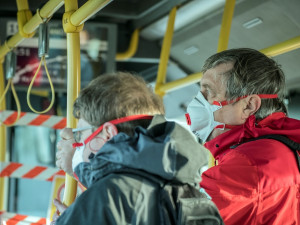 Vysočina rozdělí 140 tisíc roušek a 28 tisíc respirátorů. Dostanou je i dopravci a potravinářské provozy