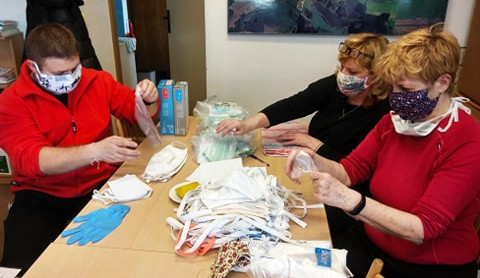 Roušky zdarma do všech schránek. Starostům obcí není lhostejná ochrana obyvatel