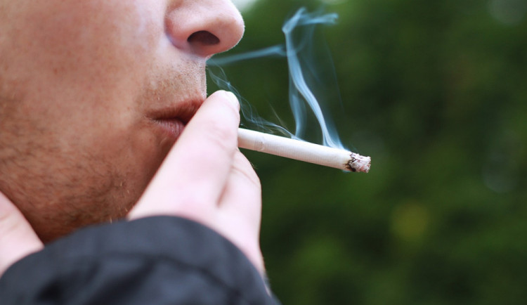 Na ulici už si nezapálíte. Policisté mohou pokutovat kuřáky za nenasazenou roušku