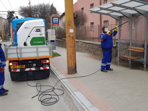 Jihlavské zastávky projdou důkladnou dezinfekcí. Jedno čištění trvá asi půl hodiny