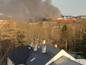 V Hruškových Dvorech hoří, v plamenech je firma Enviropol