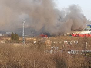 V Hruškových Dvorech hoří, v plamenech je firma Enviropol