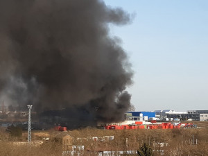 V Hruškových Dvorech hoří, v plamenech je firma Enviropol