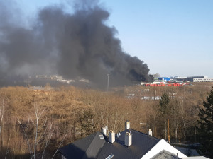V Hruškových Dvorech hoří, v plamenech je firma Enviropol