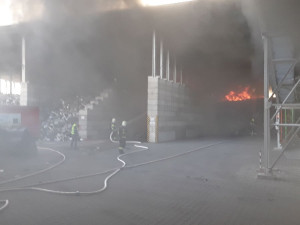 V Hruškových Dvorech hoří, v plamenech je firma Enviropol