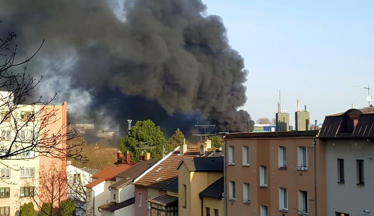 V Hruškových Dvorech hoří, v plamenech je firma Enviropol