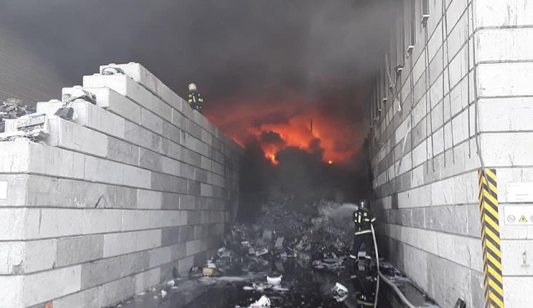Požár v Enviropolu byl úplně zlikvidován až v sobotu brzy ráno. Způsobil škodu za 5 milionů