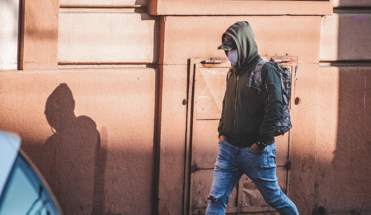 Jihlaváci nosí roušky poctivě. Cizincům pomáhá vícejazyčné hlášení rozhlasu