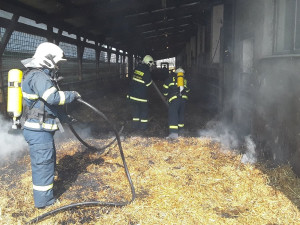 V kravíně zemědělského družstva hořela sláma. Byl vyhlášen druhý stupeň poplachu