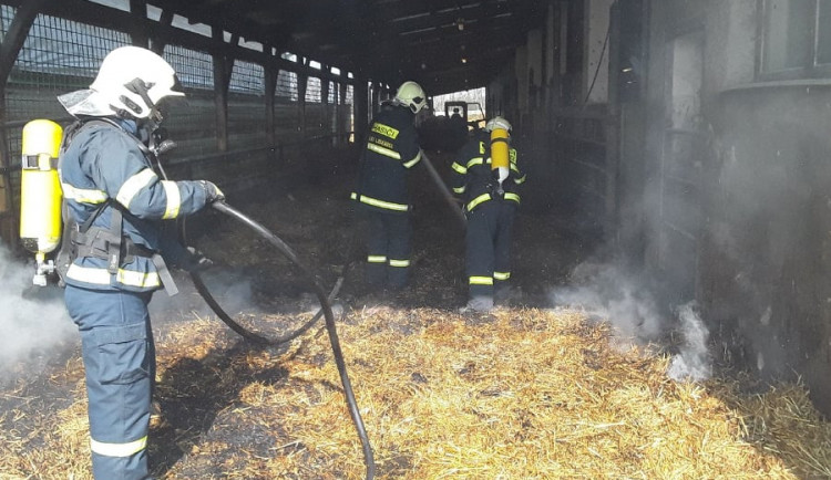 V kravíně zemědělského družstva hořela sláma. Byl vyhlášen druhý stupeň požárního poplachu
