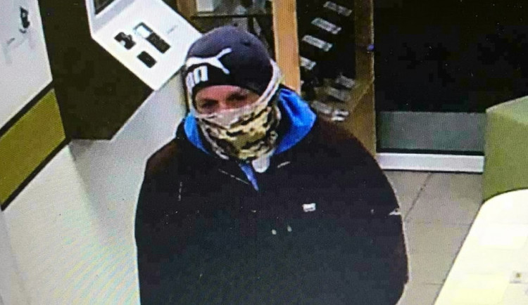 Z jihlavské prodejny zmizela konzole za devět tisíc. Neznáte muže na záznamu