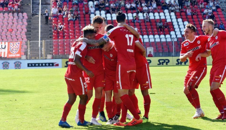 Zbrojovka se rozhodla snížit hráčům platy, fotbalisté souhlasili