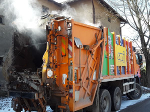 Ve Větrném Jeníkově hořel popelářský vůz. Zřejmě kvůli žhavému popelu