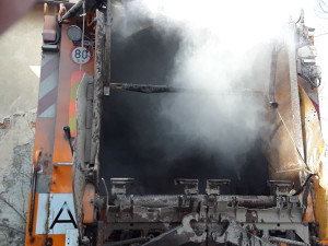 Ve Větrném Jeníkově hořel popelářský vůz. Zřejmě kvůli žhavému popelu