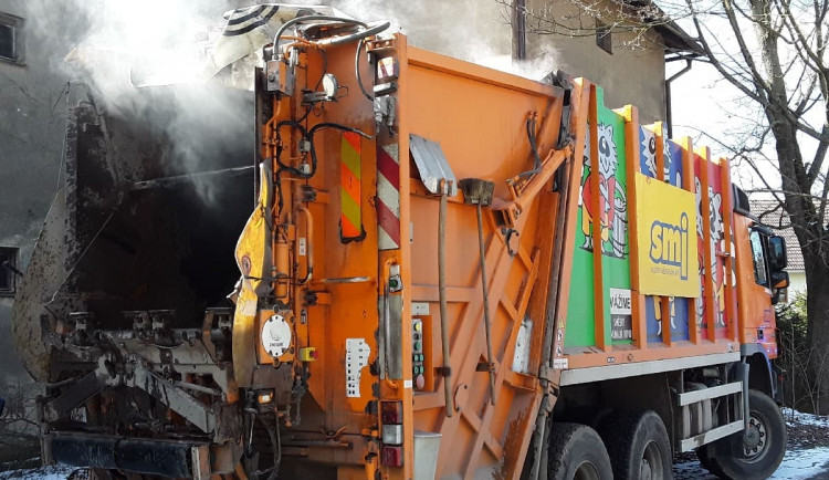 Ve Větrném Jeníkově hořel popelářský vůz. Zřejmě kvůli žhavému popelu