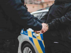 Bez řidičáku a se skoro dvěma promile vzal bez dovolení cizí auto, ujížděl i policii