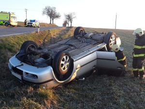 U Staré Říše ráno bouralo osobní auto, skončilo na střeše. Jeden člověk se zranil