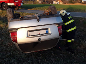 U Staré Říše ráno bouralo osobní auto, skončilo na střeše. Jeden člověk se zranil