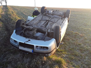 U Staré Říše ráno bouralo osobní auto, skončilo na střeše. Jeden člověk se zranil