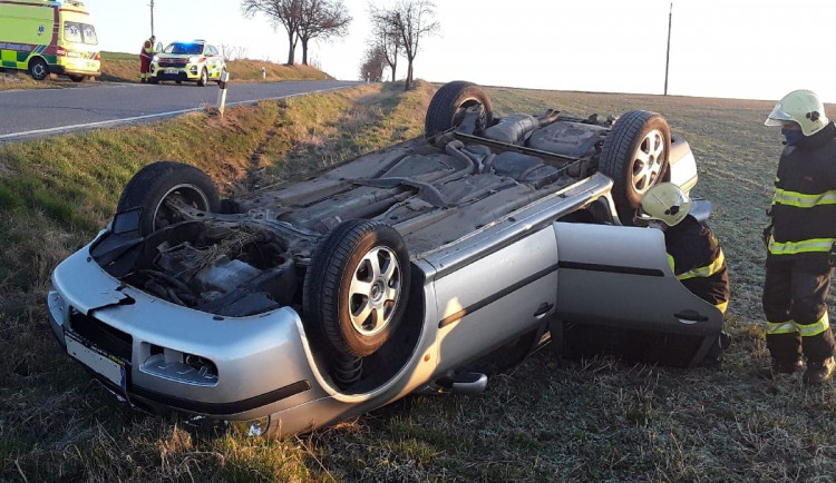 U Staré Říše ráno bouralo osobní auto, skončilo na střeše. Jeden člověk se zranil