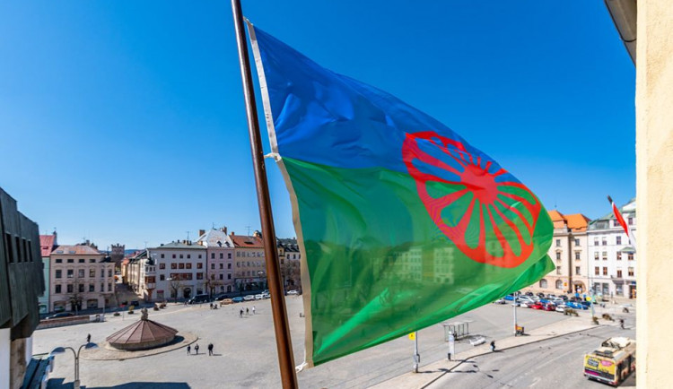 Na jihlavské radnici byla vyvěšena romská vlajka, připomíná Mezinárodní den Romů