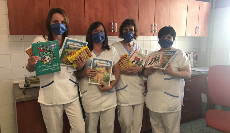 Děti zdravotníků z jihlavské nemocnice se mohou těšit na oblíbené knížky