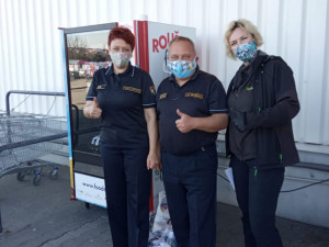 Místo cukrovinek ochranné pomůcky. V Jihlavě ode dneška funguje rouškomat