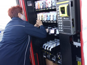 Místo cukrovinek ochranné pomůcky. V Jihlavě ode dneška funguje rouškomat