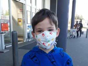 Místo cukrovinek ochranné pomůcky. V Jihlavě ode dneška funguje rouškomat