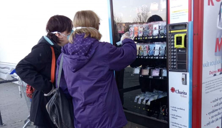 Místo cukrovinek ochranné pomůcky. V Jihlavě ode dneška funguje rouškomat