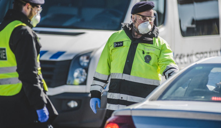 Plná parkoviště u obchodů, lidé bez roušek. Policie kontrolovala dodržování nařízení