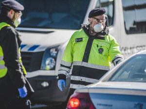 Plná parkoviště u obchodů, lidé bez roušek. Policie kontrolovala dodržování nařízení