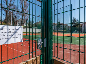 Oplocená hřiště a sportoviště v Jihlavě zůstávají většinou zavřená