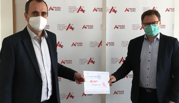 Pavel Čada z E.ON předává dar ve výši 1,5 milionu korun Vlastimilu Vajdákovi, řediteli FN u sv. Anny v Brně 