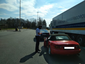 VIDEO: Policie v kraji zaznamenala 245 lidí bez roušky. Kontrolám neunikli ani řidiči na D1
