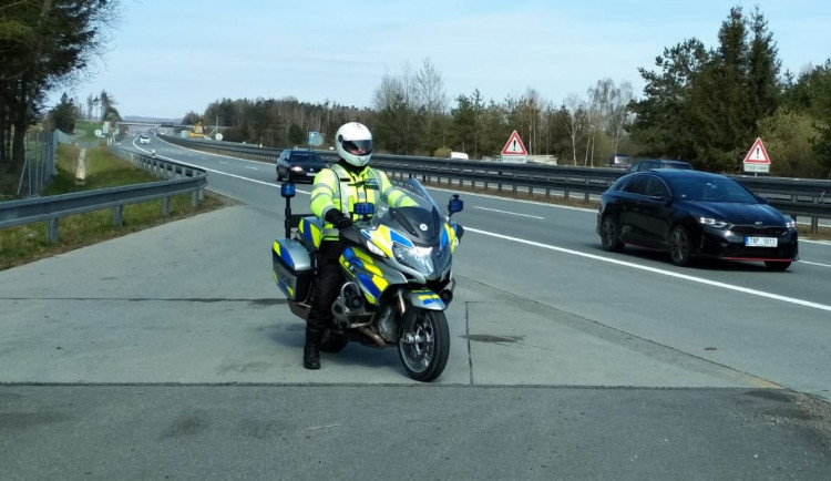 Policie v kraji zaznamenala 245 lidí bez roušky. Kontrolám neunikli ani řidiči na D1