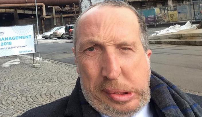 Poslanci a senátoři by měli zůstat půl roku bez platu. Navrhl to v novele nezařazený poslanec Václav Klaus mladší (Trikolóra). Zákonodárci by tím podle něho vyjádřili solidaritu s lidmi, kterým kvůli koronavirové krizi klesly příjmy a na něž dopadne