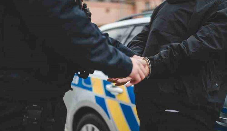 Devatenáctiletý recidivista kradl během nouzového stavu, hrozí mu až osm let