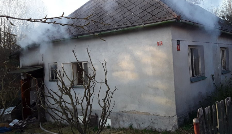 FOTO: Hasiči opět vyjížděli k požáru domu v Batelově. Někdo ho úmyslně založil