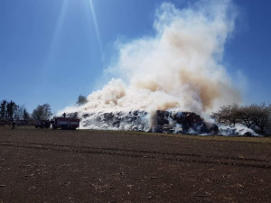 VIDEO: Požár stohu zaměstnal osm hasičských jednotek