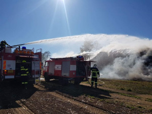 AKTUÁLNĚ: Požár stohu zaměstnal osm hasičských jednotek