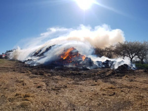 AKTUÁLNĚ: Požár stohu zaměstnal osm hasičských jednotek