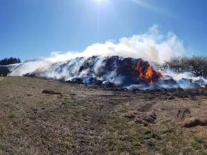 AKTUÁLNĚ: Požár stohu zaměstnal osm hasičských jednotek