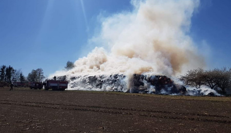 AKTUÁLNĚ: Požár stohu zaměstnal osm hasičských jednotek