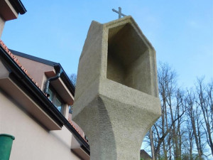 V ulici Pod Jánským kopečkem jsou zrekonstruovaná boží muka. Čeká je i akt žehnání