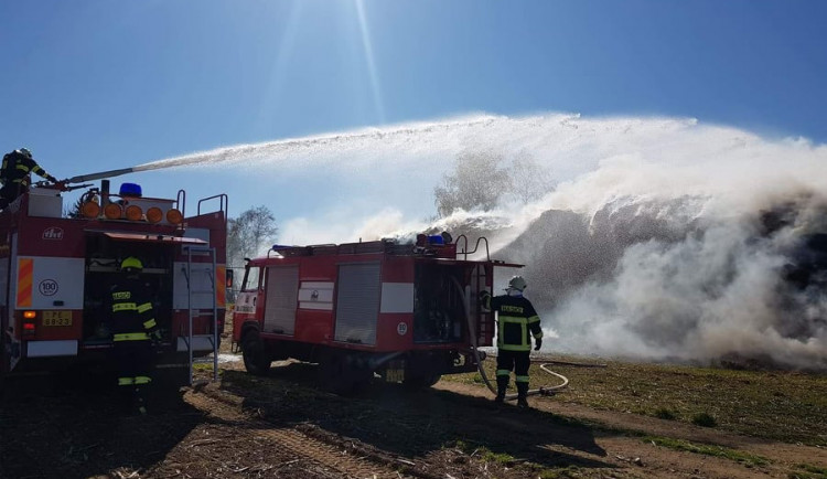 Pondělní požár stohu způsobil půlmilionovou škodu. Hořelo kvůli jiskře od traktoru