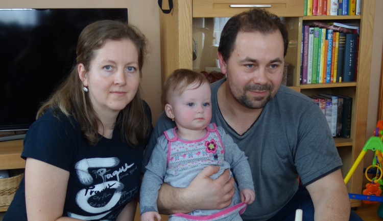 Rodiče se svou roční dcerou Eliškou